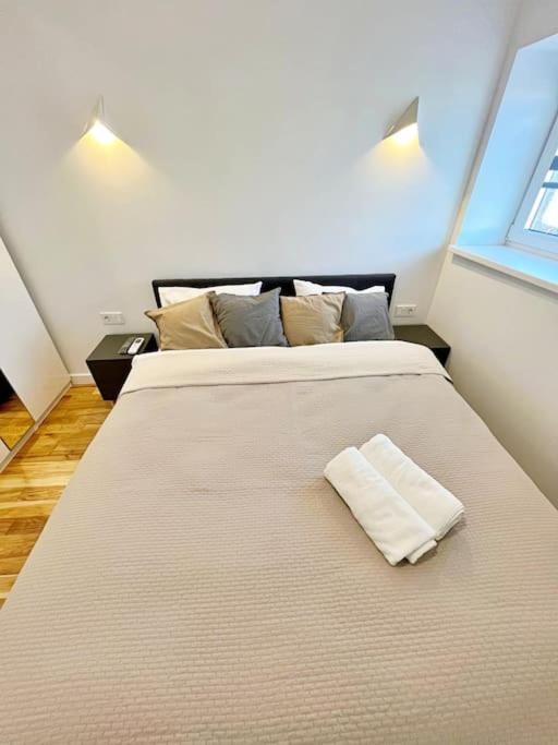 White 1 Bd Old Town Apartment By Hostlovers Kaunas Esterno foto