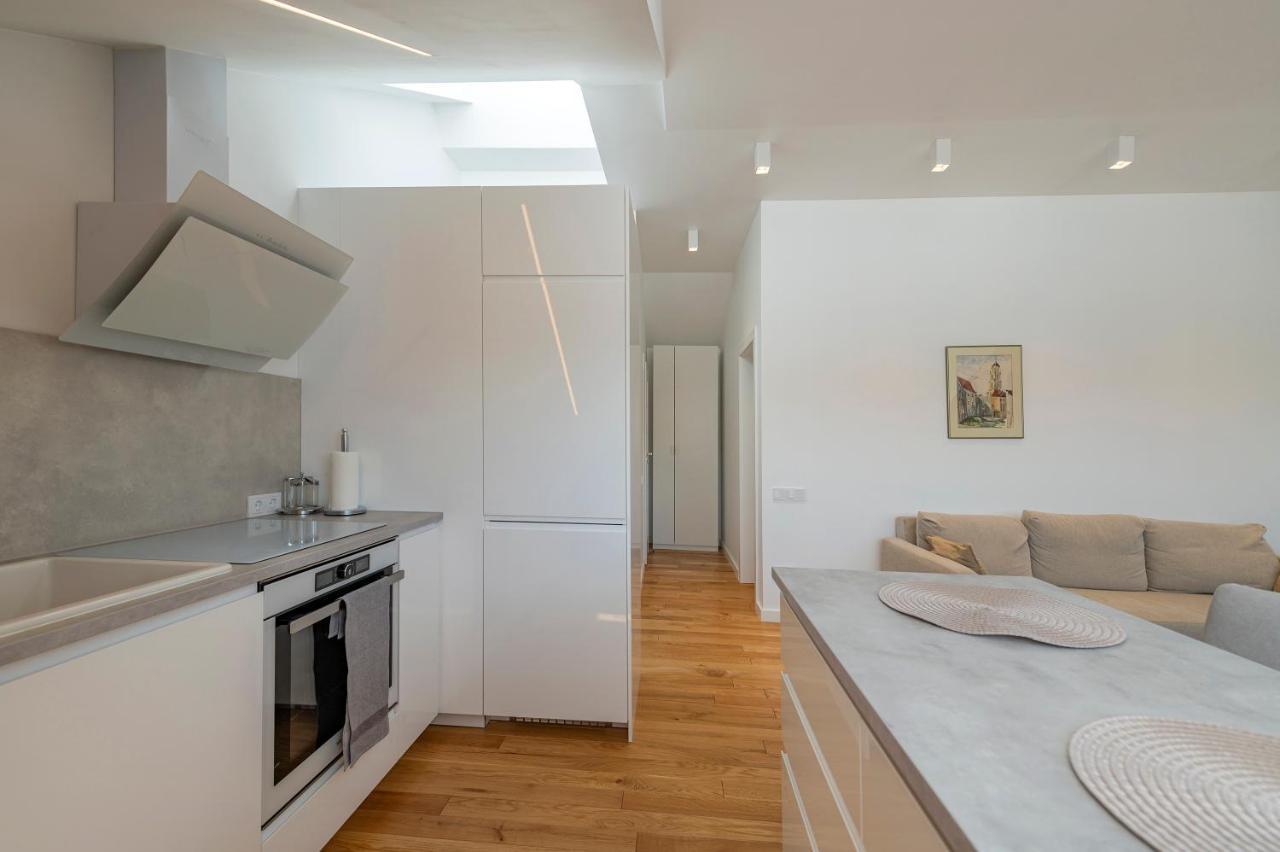 White 1 Bd Old Town Apartment By Hostlovers Kaunas Esterno foto