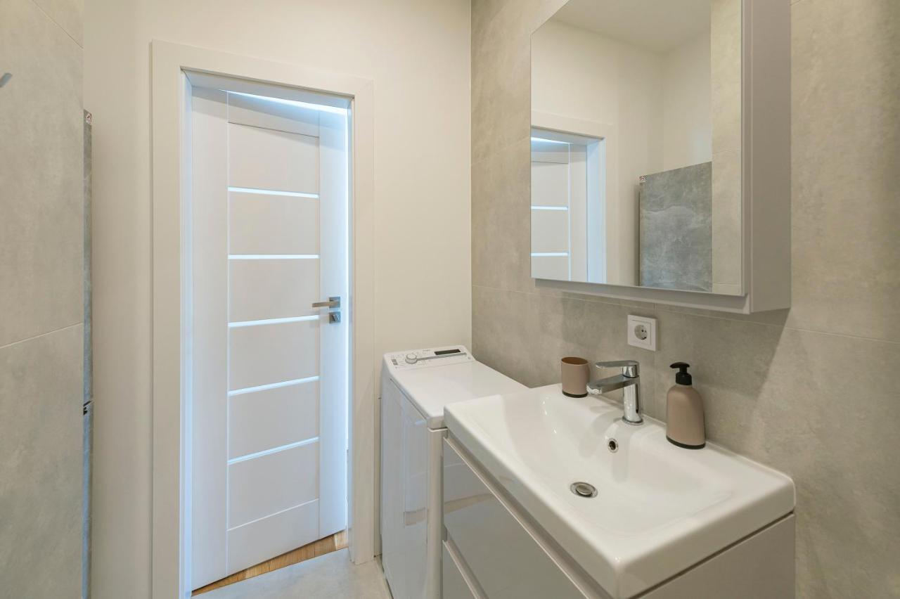 White 1 Bd Old Town Apartment By Hostlovers Kaunas Esterno foto